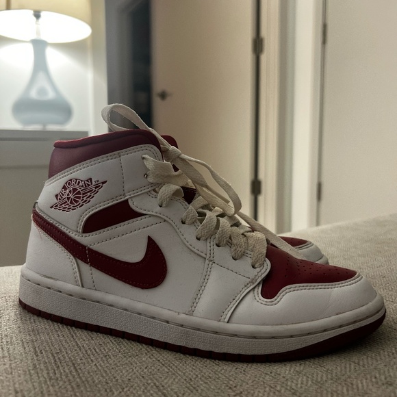 Nike Jordan 1 Mid Reverse Chicago/ White Pomegranate- Women's Size 6 - Picture 1 of 2